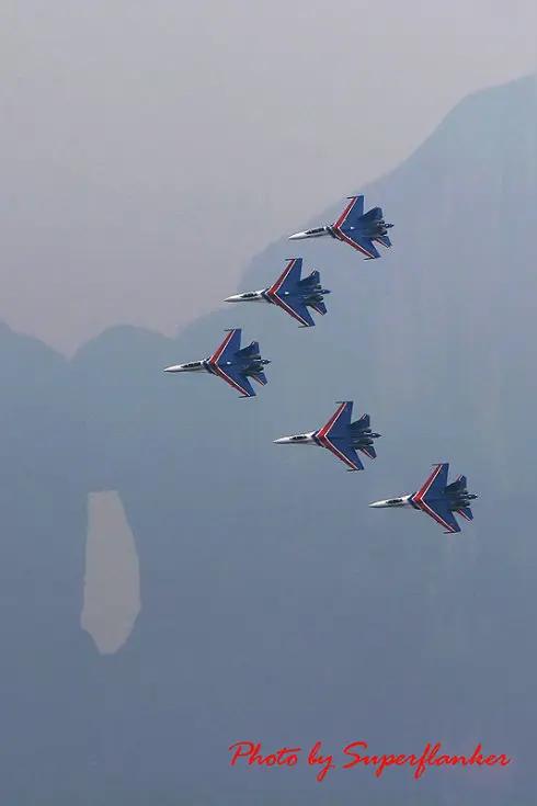 这并非一个“完整榜单”类的信息，而是一则近期发生的硬核军事对峙事件。以下是关于此