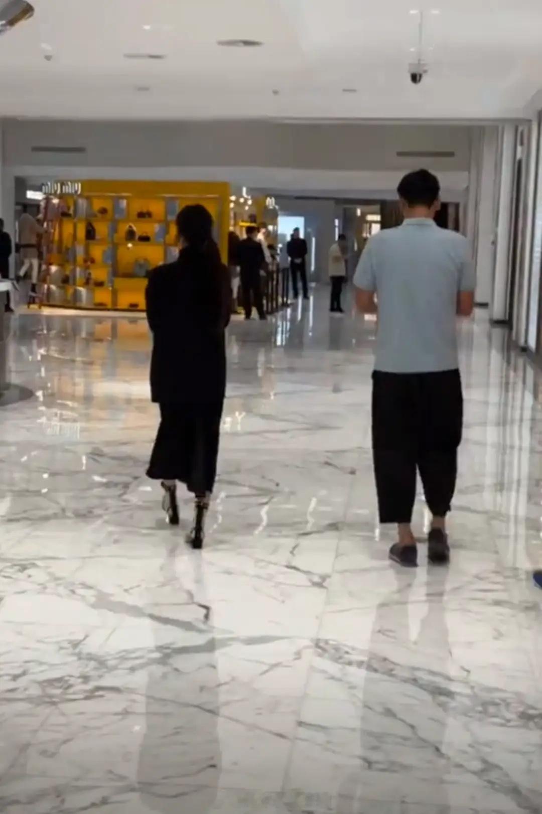 秋瓷炫和老公逛街，身材细成丈夫一半，于晓光跟在身后寸步不离！ ​​​