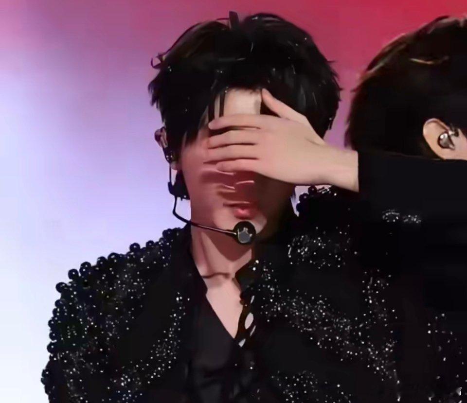 舞台上霸气十足私下里却总是憨憨的很有趣台上是顶级爱豆，台下是快乐源泉，这种反差真