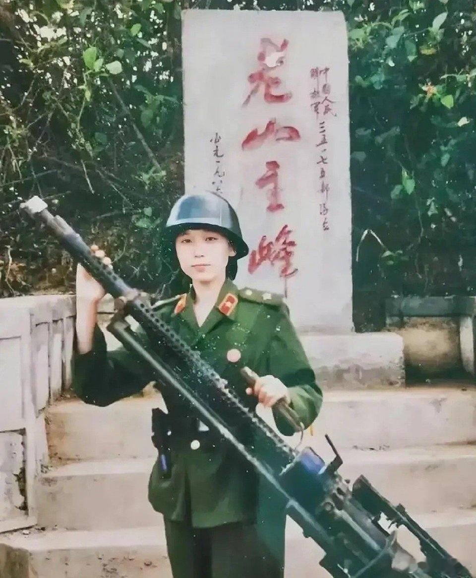 老山前线，女兵在高射机枪前的英姿！ ​ ​​​