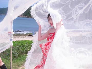 孔雪儿三亚美女相会孔雪儿美萌成啥了海边镜头下状态好绝，甜萌感和精致美貌同时在线，