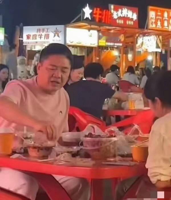 刘强东现身福州夜市，这也太接地气了吧