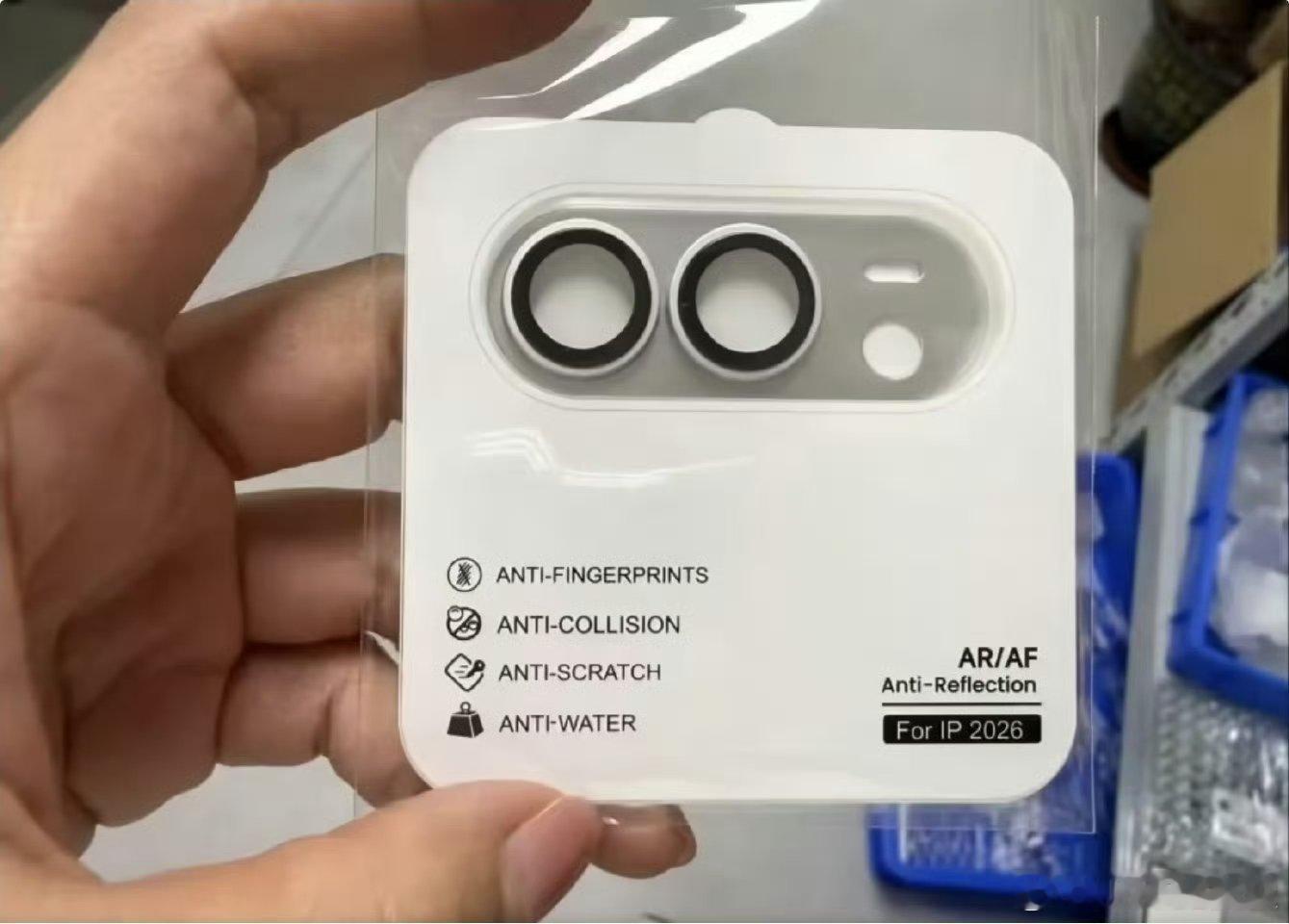 现在又有消息说 iPhone Ultra 的那个深色并不是黑色，而是深蓝色。历届