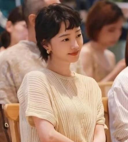 她按住了一个秘密，一按就是五年。
短发，白衬衫，烧烤架前翻动肉串。
大儿子17岁