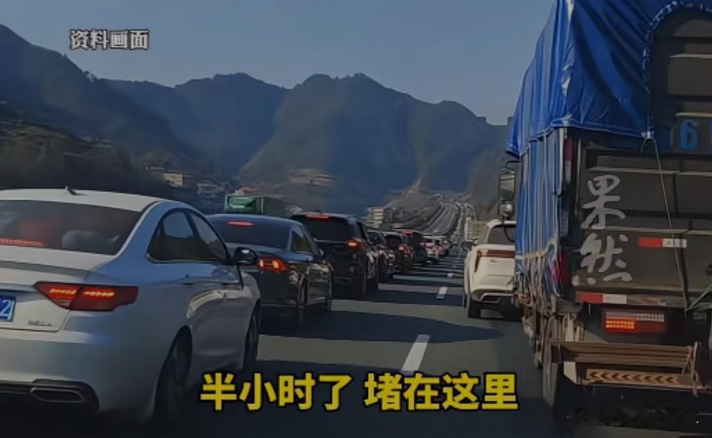 交通部最新预测，今年春运期间自驾出行占比将高达八成左右，单日峰值预计出现在正月初