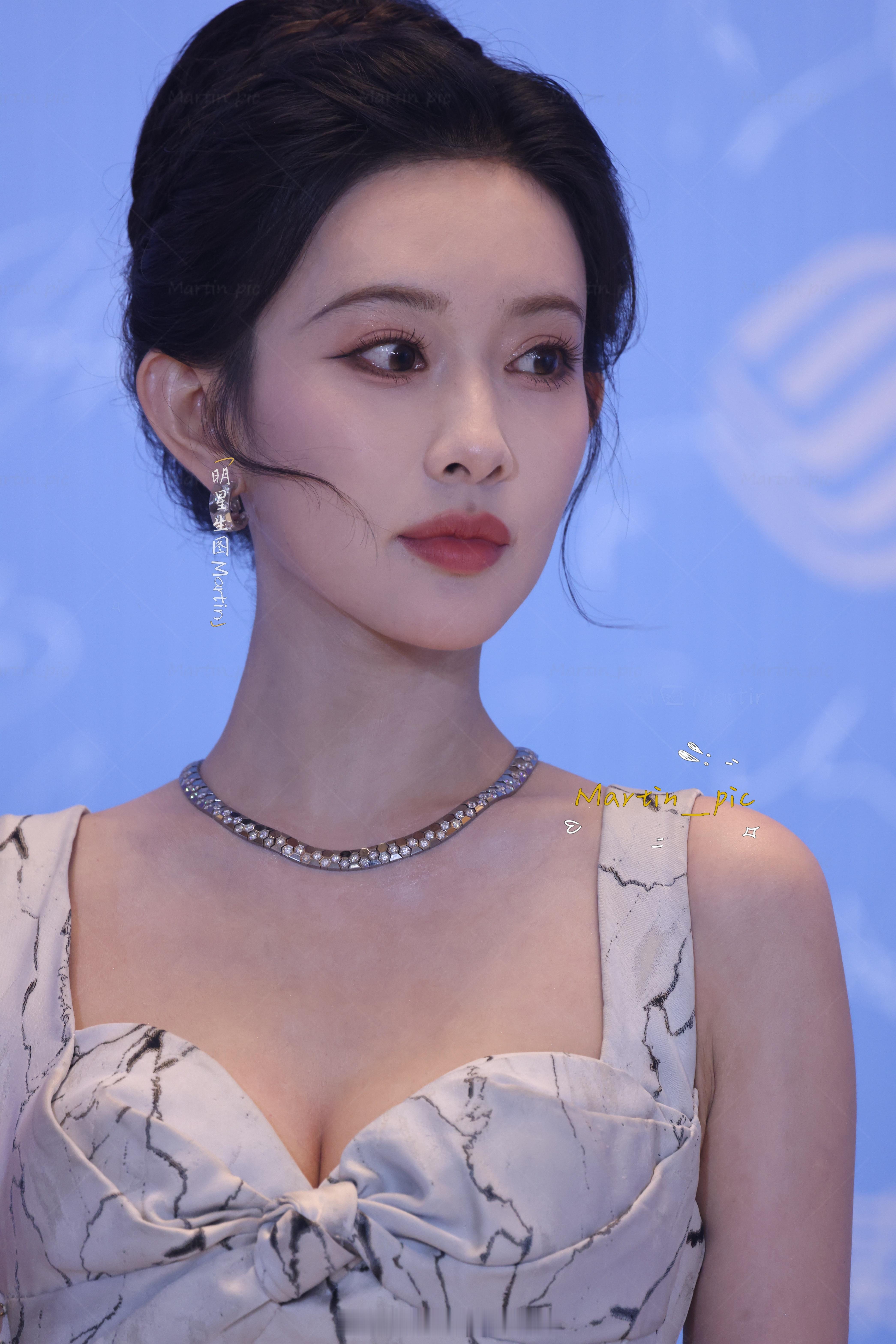 孟子义 孟子义爱奇艺尖叫之夜红毯生图美神降临，是我们的新娘孟姐孟子义婚纱 mzy