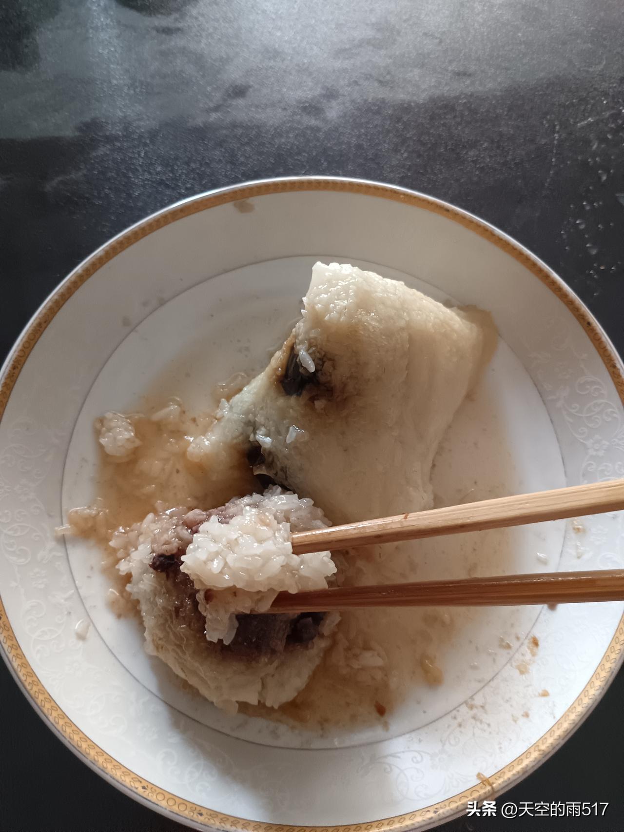 几天早饭吃的是昨天端午节都粽子，浇上蜂蜜吃起来美滴很，吃完喝一杯茶，帮助消化。
