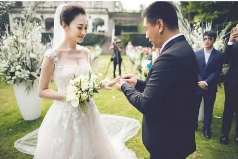 李小冉被曝传出婚变？，知情人直接点出两点核心原因，到头来还是步了黄圣依的后尘？ 