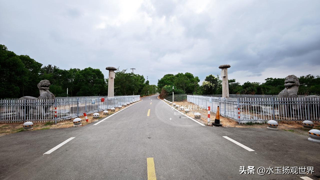 总有人执着奔赴人声鼎沸的网红景区，却忽略丹阳乡野间藏着一部没有笔墨的南朝史书，梁
