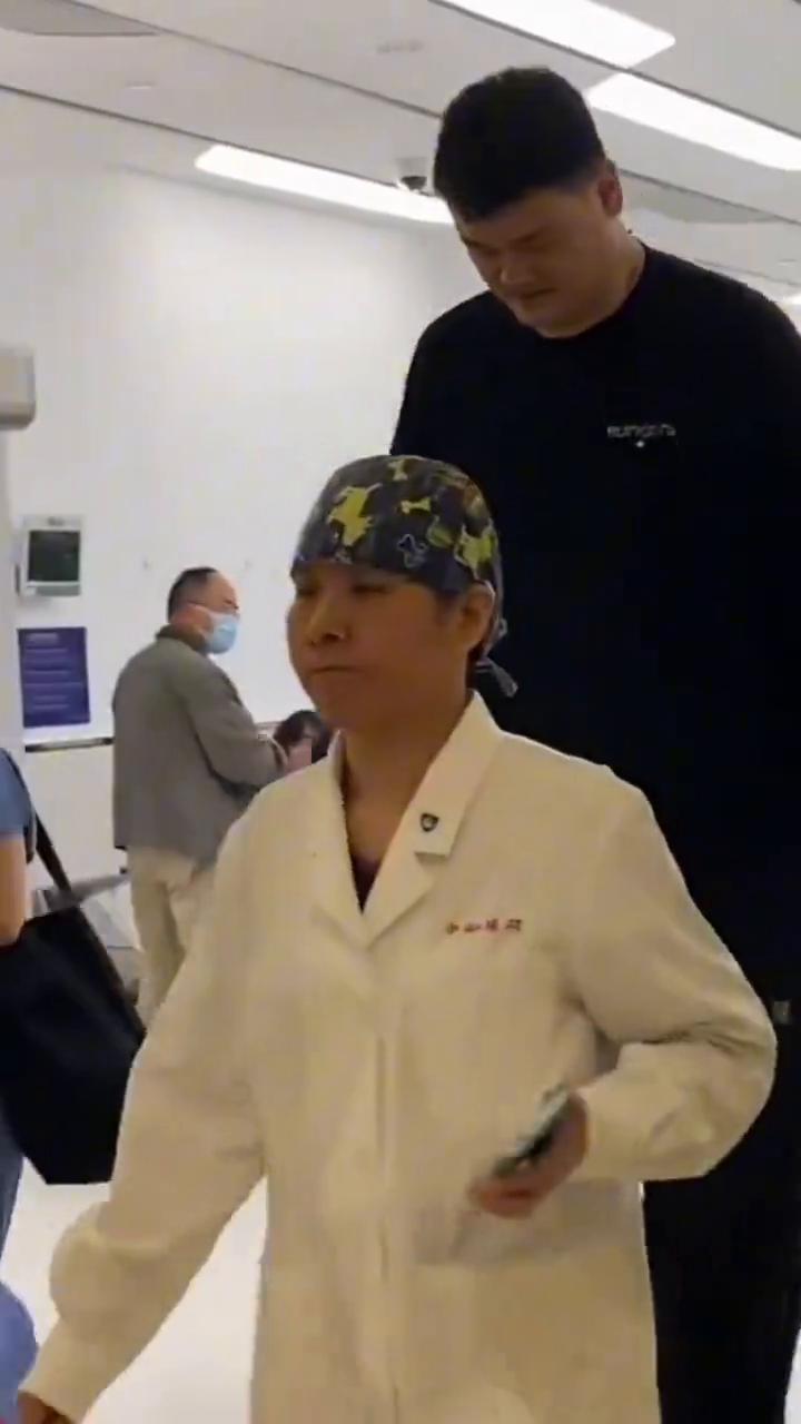 姚明真有压迫感。