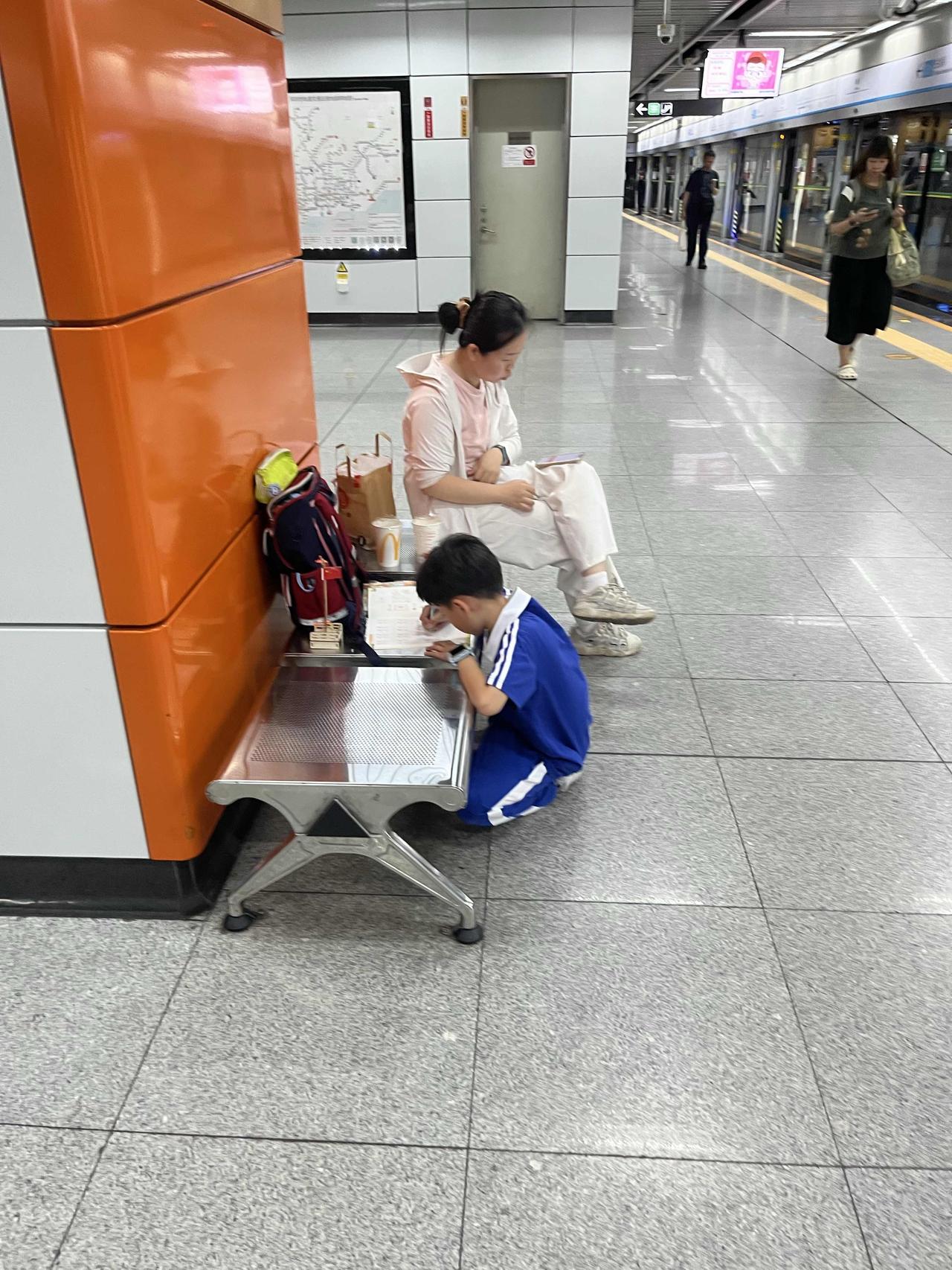 在地铁站偶遇一位想学习的孩子，到那里都有学习的书台！小孩未成年本不应该拍他，但忍