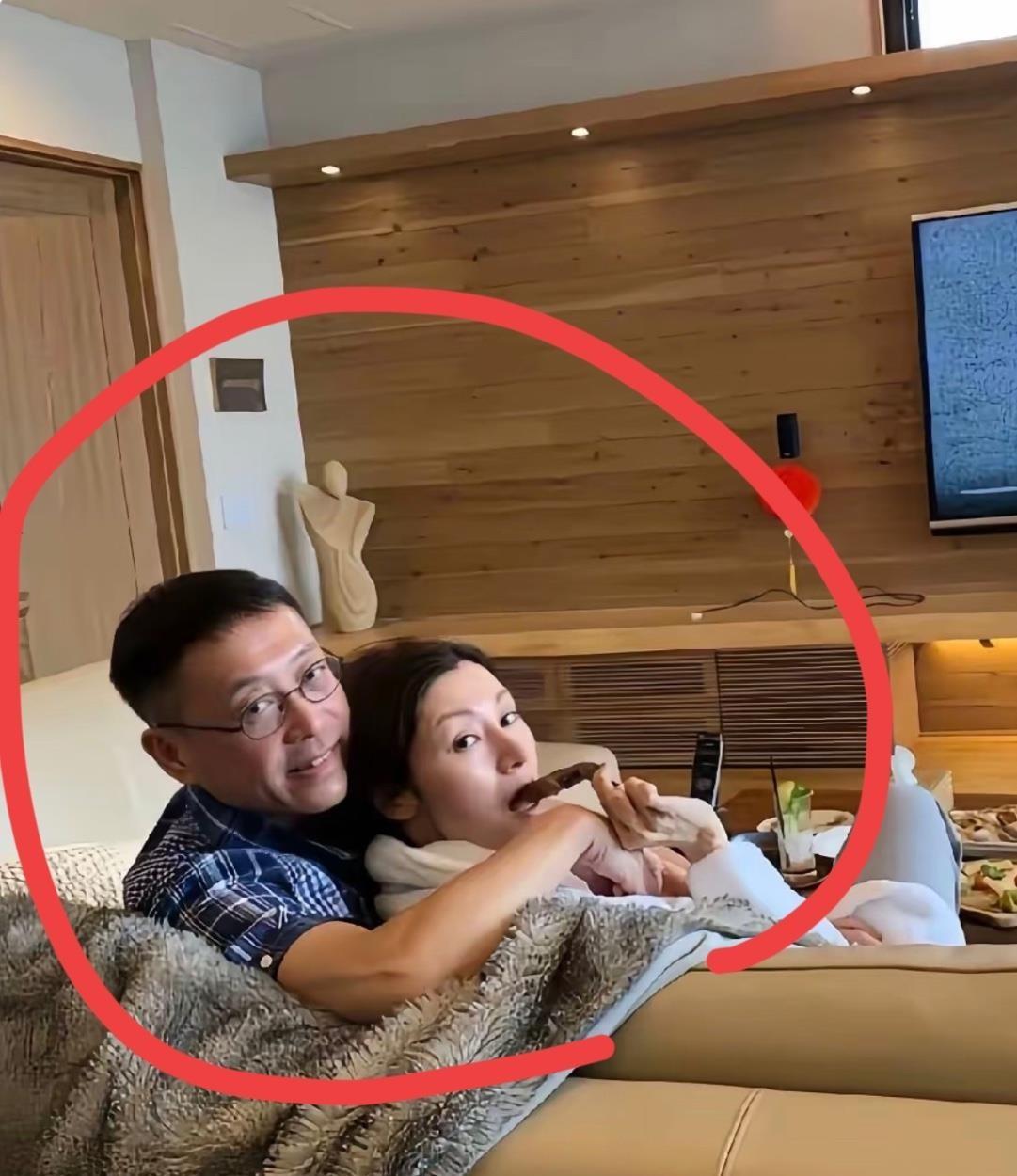 每月200万生活费，许晋亨却在烈日下排队给李嘉欣占位。这对结婚几十年的夫妻，最近