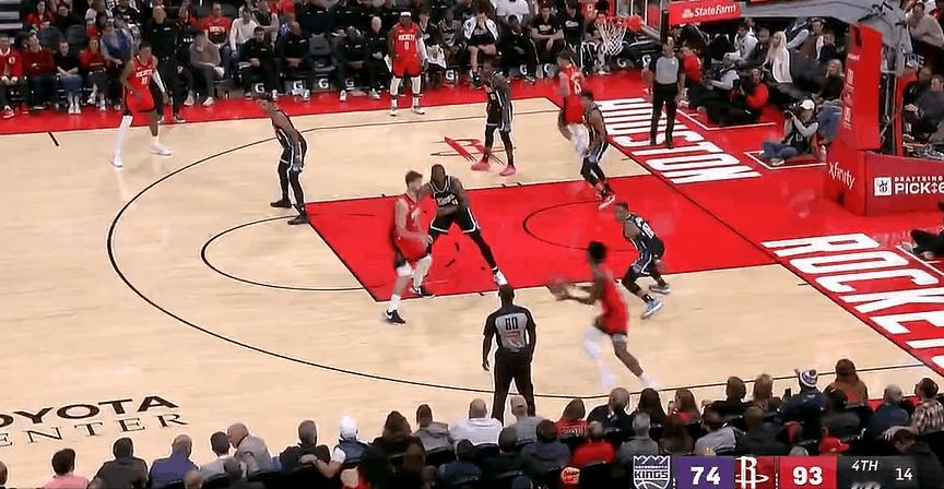 涨球了！阿门汤普森今天打得真好！
在今天NBA常规赛火箭对阵国王的第三节比赛中，