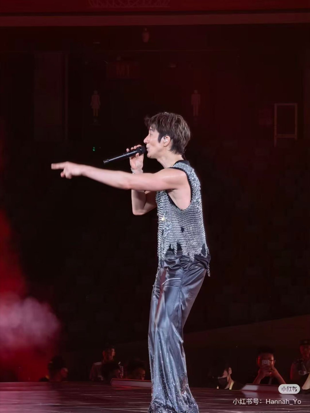 别人演唱会靠情怀，王力宏演唱会直接上质检报告哈哈哈，从灯光角度到返送音量，每一个