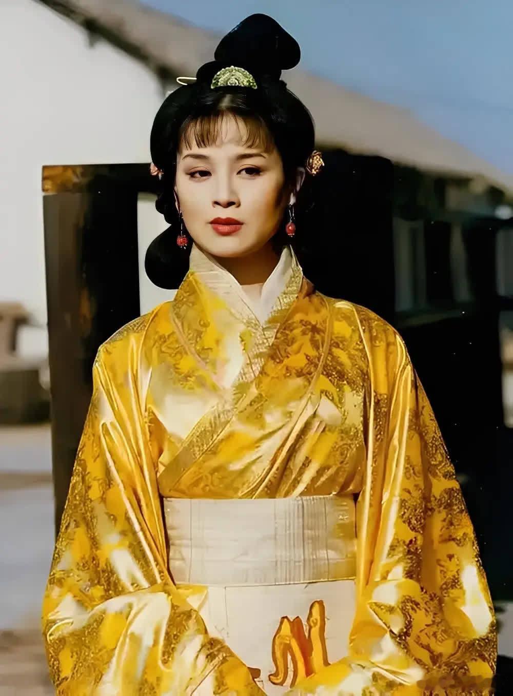 2000年，赵明明刚生下女儿不久，丈夫英宁就向她提出离婚。原来，在她怀孕时英宁就