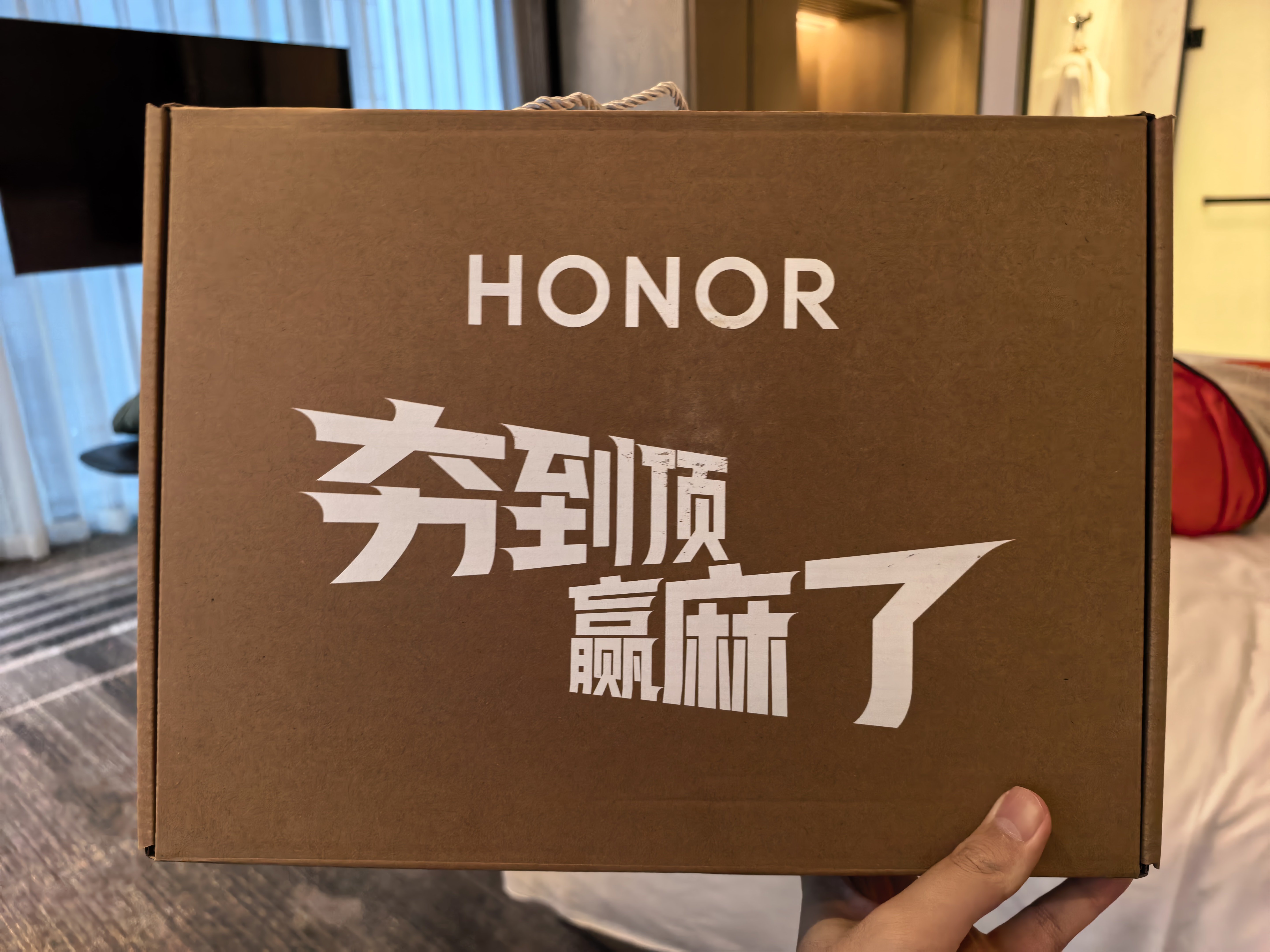 到酒店收到荣耀WIN系列衣服，衣服上有AG成员亲签，中间就是一诺签名 