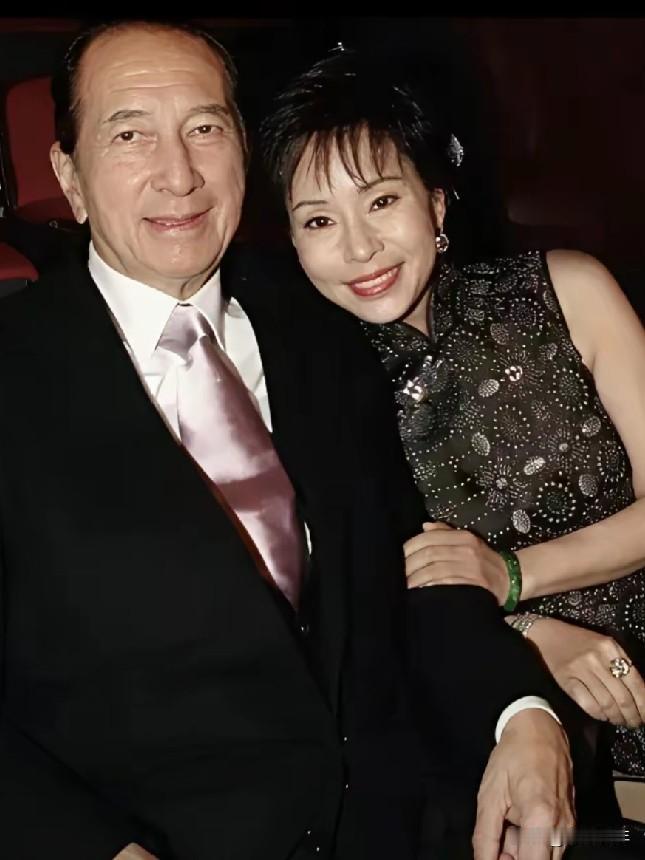 陈婉珍嫁给赌王时，曾倍受赌王的宠爱。那时她青春貌美，身材高挑，赌王带三太出席商业