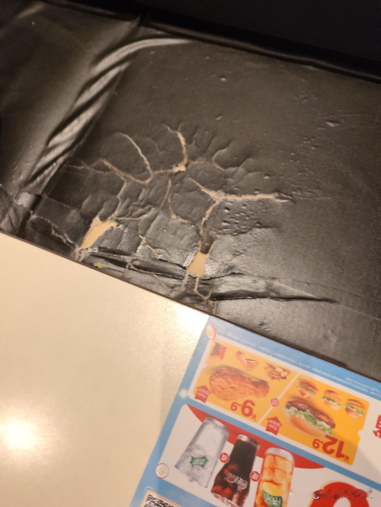 麦当劳寒酸成这样了
 好久没去麦当劳，昨天带孩子吃麦当劳，这沙发也太破旧了。
连