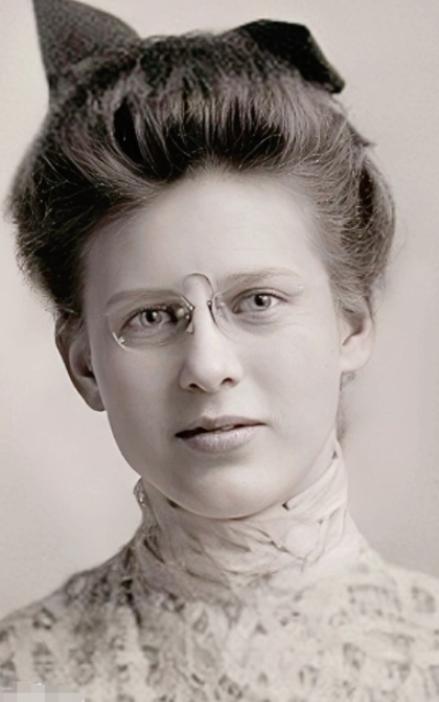 1962年，胡适去世，他的情人韦莲司故意给江冬秀寄去一大箱东西，火冒三丈的江冬秀