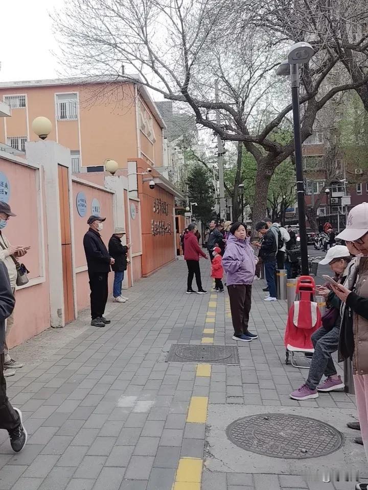 这也就亲妈，坐一个小时公交来接闺女放学送到奶奶家，辅导完作业我再走，没办法老太太