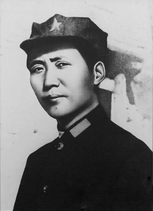 《忆秦娥·娄山关》
西风烈，长空雁叫霜晨月。
霜晨月，马蹄声碎，喇叭声咽。
雄关