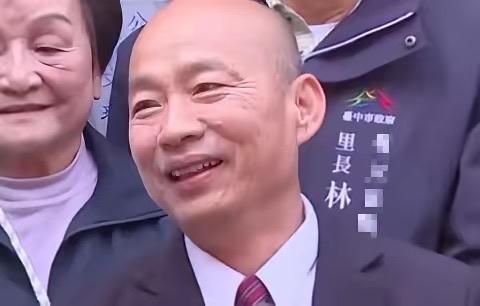 台“立法院长”韩国瑜致词时提及，前天郑丽文去法鼓山敲钟，突然颤抖了起来，这几天全