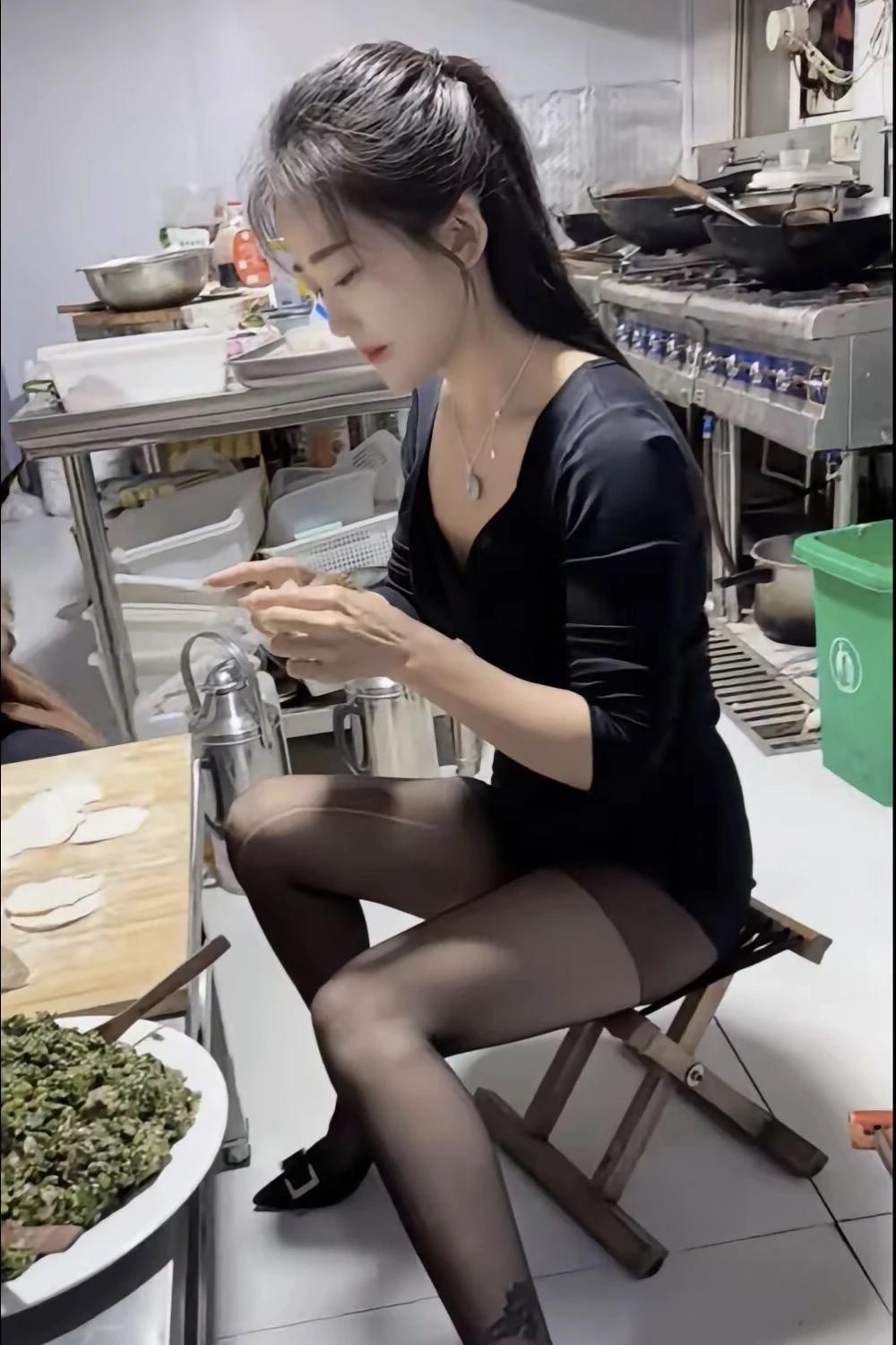 真的是好吃不过饺子，今天的饺子真好吃，是那种野味，再加上两个笨鸡蛋，那个小味一下