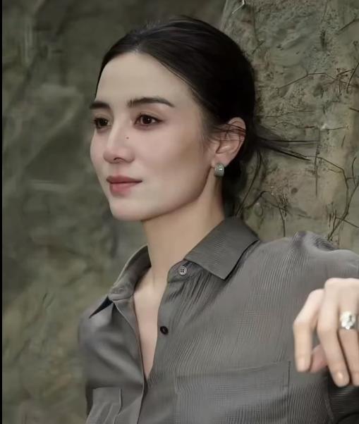 兜兜转转宋佳也嫁给了导演，
不知道他们发现没有，
娱乐圈因戏生情的很多明星夫妻，