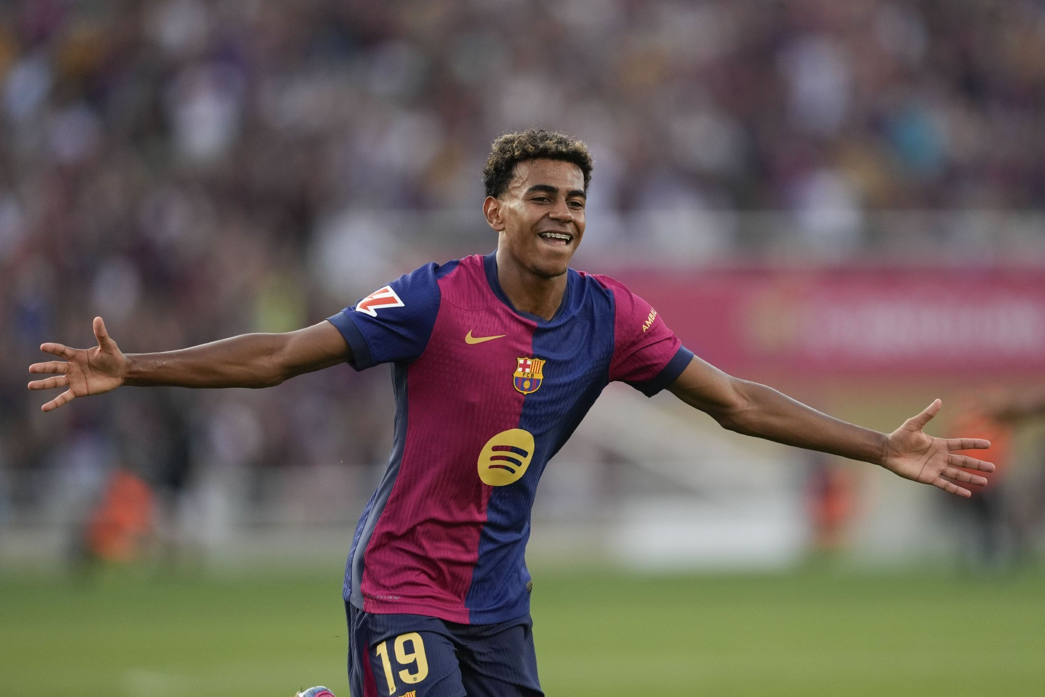 北京时间11月11日，#巴萨[超话]# 17岁天才球员#亚马尔[超话]# 斩获2