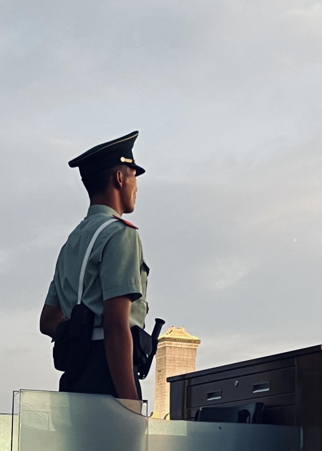 刚毅挺拔 岿然不动