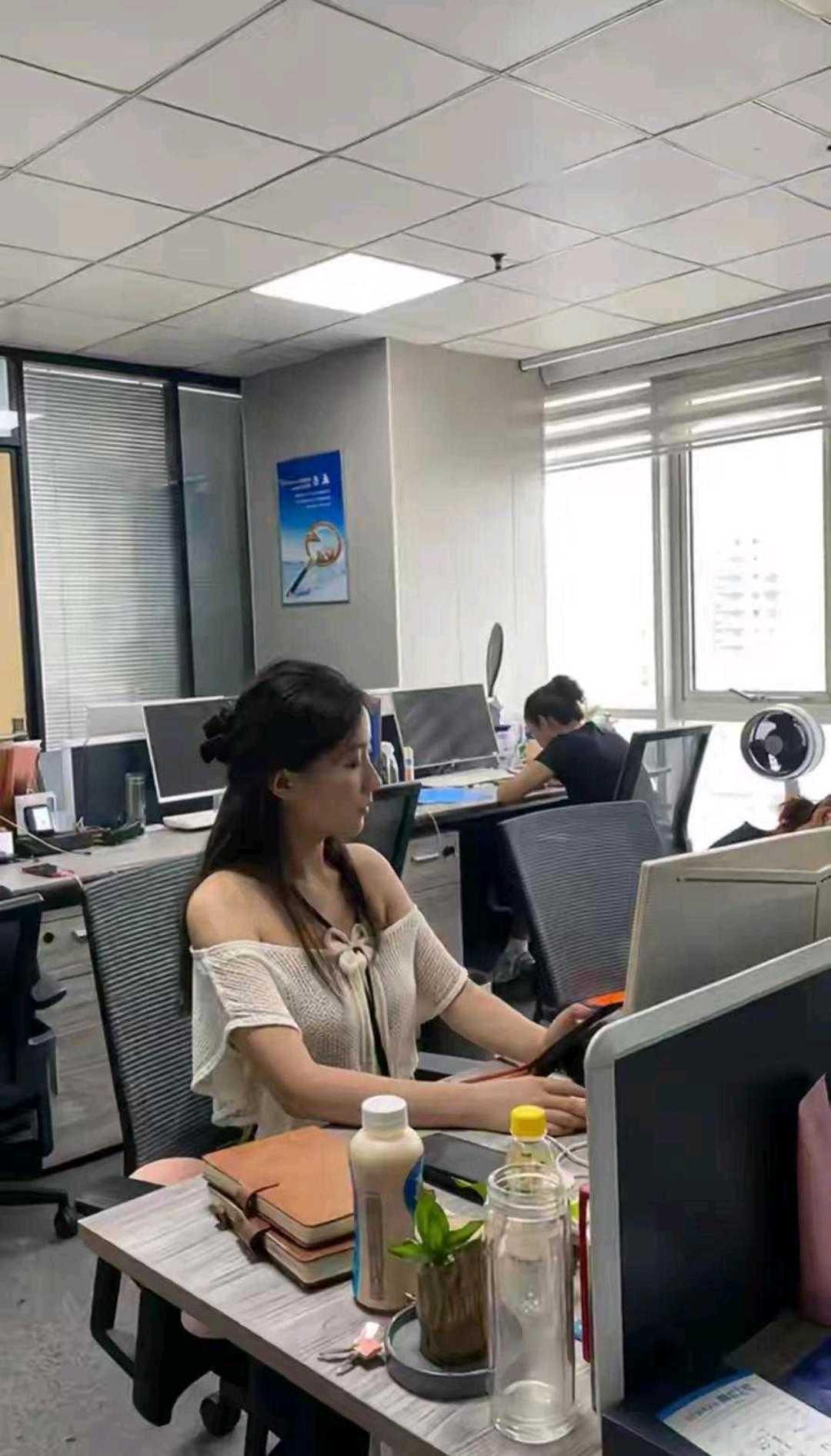 小李啊，通知赵秘书来谈工作