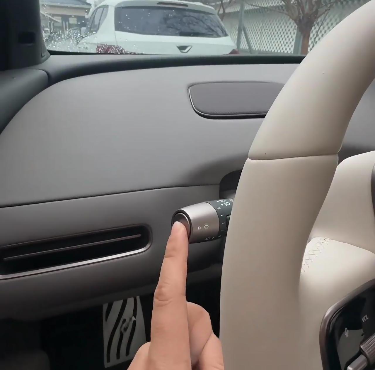 理想 i6 的雨刮，刚开真得提前熟悉一下。☔
很多人从油车换过来，会习惯性去方向