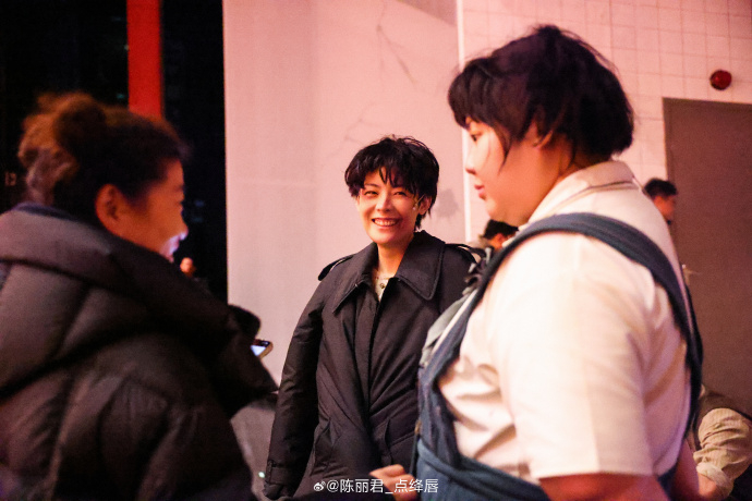 【陈丽君跳跃挥手感谢观众】陈丽君战损版卡卡 3月21日，领衔主演的话剧《枕头人》