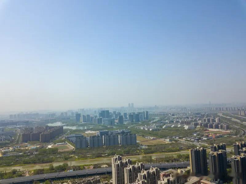 郑州楼市近十八个月房价走势出炉。
郑州楼市在2025年上半年的时候，房价表现的还