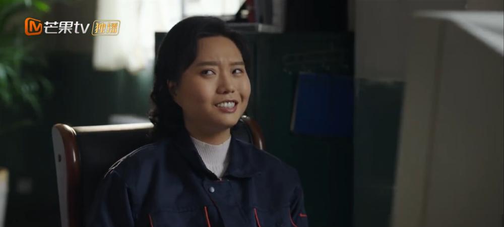 她刚把新人的报表甩在地上骂废物，HR的解聘通知就拍在了她桌上！
 
演这角色的王