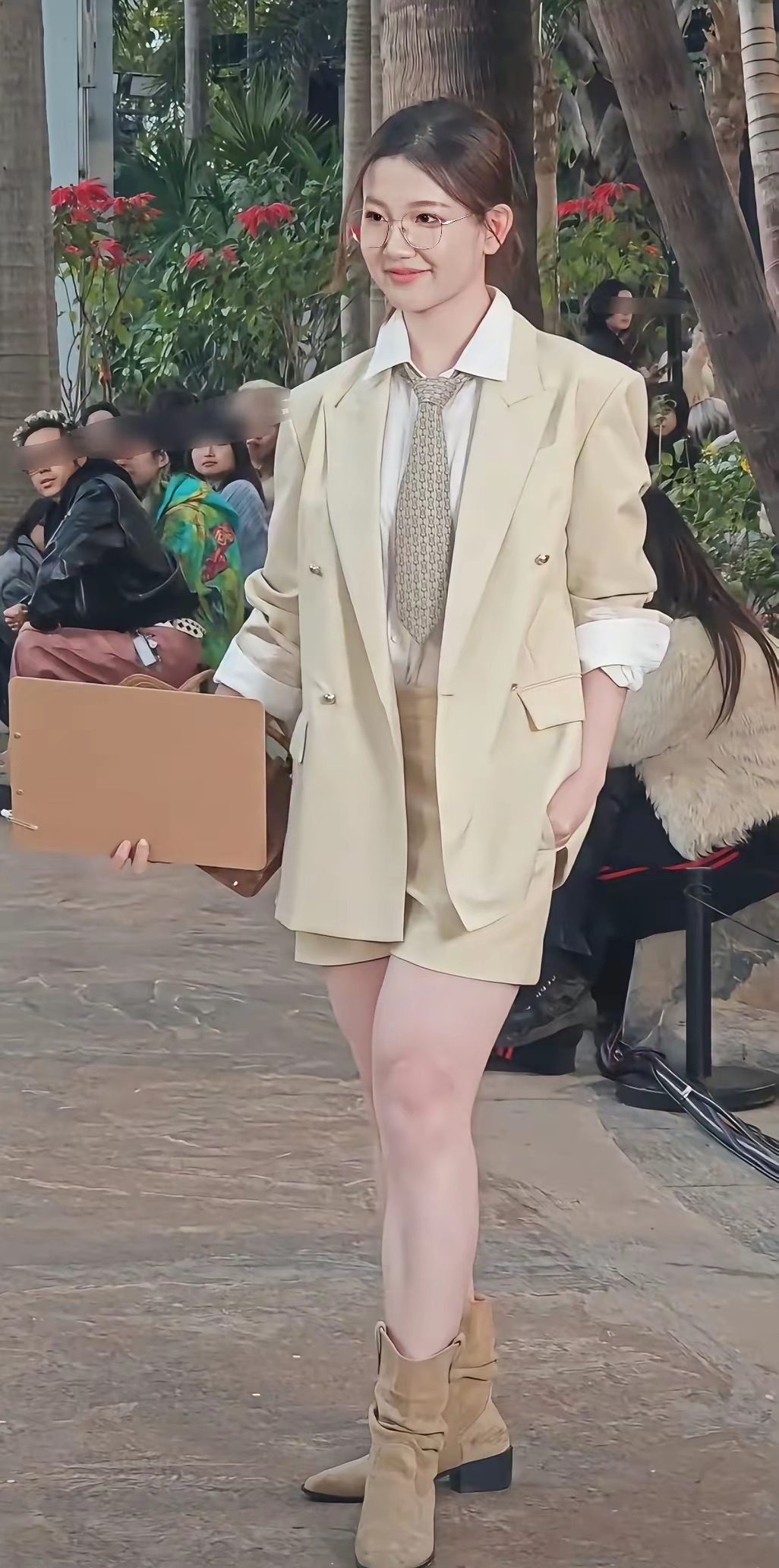 董明珠前秘书孟羽童翻身做老板后，找到新赛道，尝试走秀。 