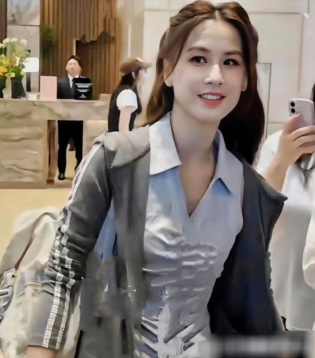 脱离婚姻束缚后的黄圣依，氛围感直接蜕变成清爽女大学生，整个人状态逆袭重回巅峰！