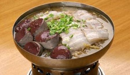 杀猪菜：是东北农村年关杀年猪时的特色炖菜，用猪肉各部位搭配酸菜、粉条炖制而成。酸