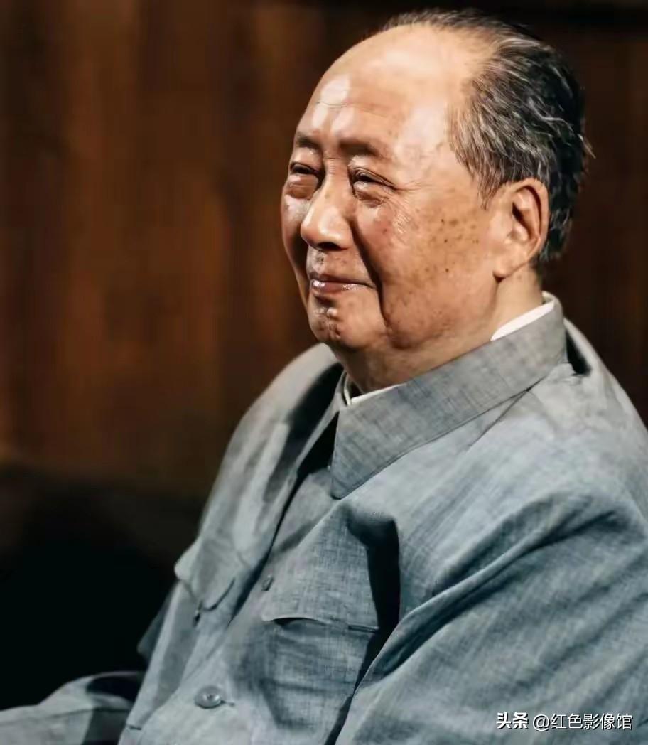 这是伟大领袖毛泽东同志的历史照片。
 
人物简介
 
毛泽东（1893年12月2