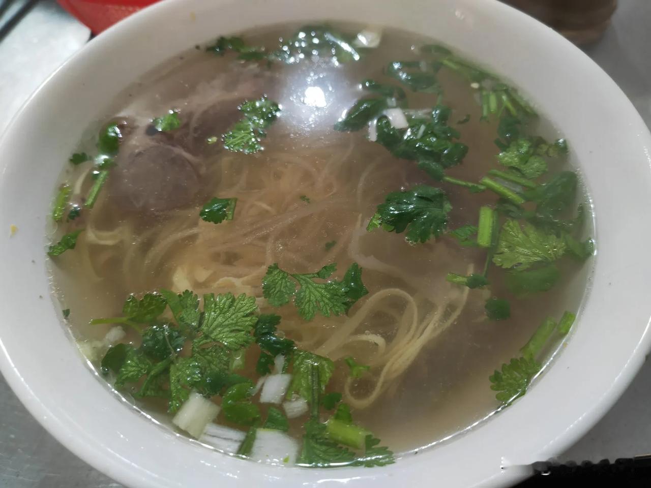 今日午餐，牛肉汤走起！

中午单位食堂吃萝卜，出办公室门就闻到了浓浓的萝卜味，只