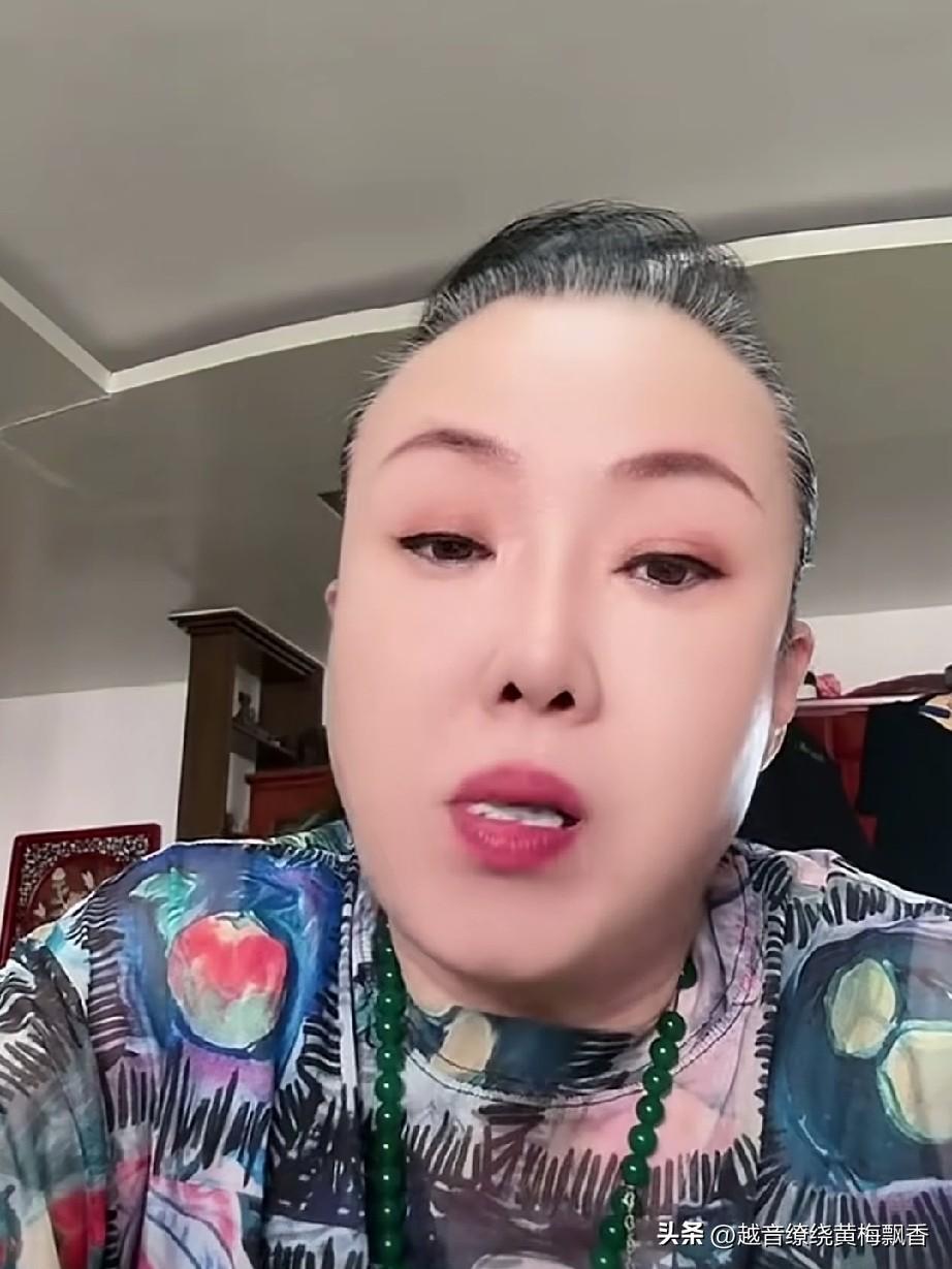 不知为啥，二人转演员孙立荣的直播间，总有人说话不留情面，有的粉丝说:“你这么大岁
