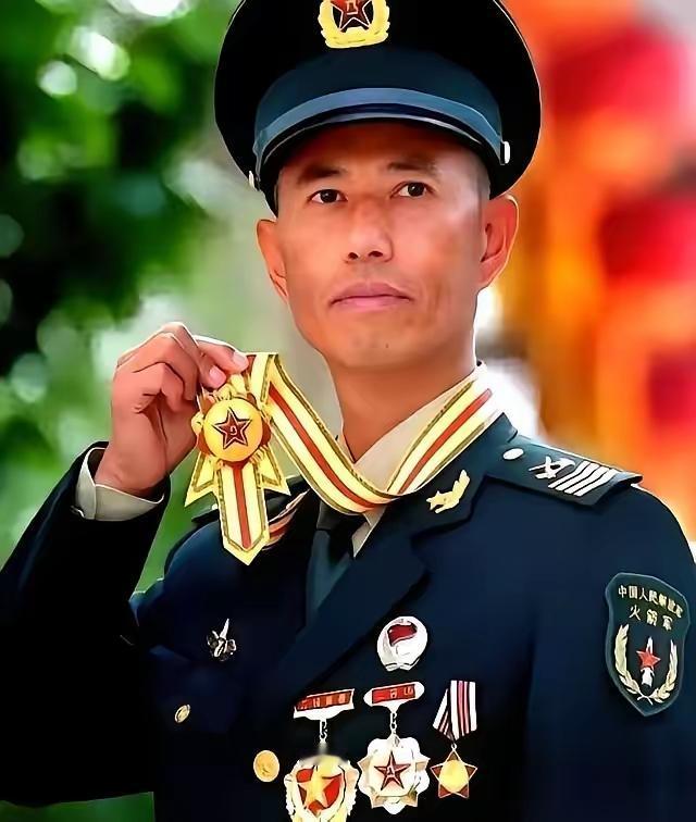 他都已经脱下军装半年了。
 
在地方供电局当个普通工人，爬电线杆子。
​一个电话