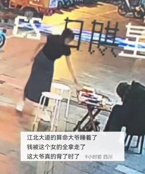“丢人丢大了”！四川巴中，一名衣着时尚的二十多岁女子在路边闲逛时，竟趁路边一位摆