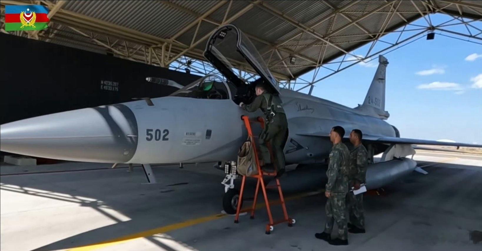 阿塞拜疆空军从巴基斯坦引进的JF-17 block3轻型战斗机公开亮相。 
