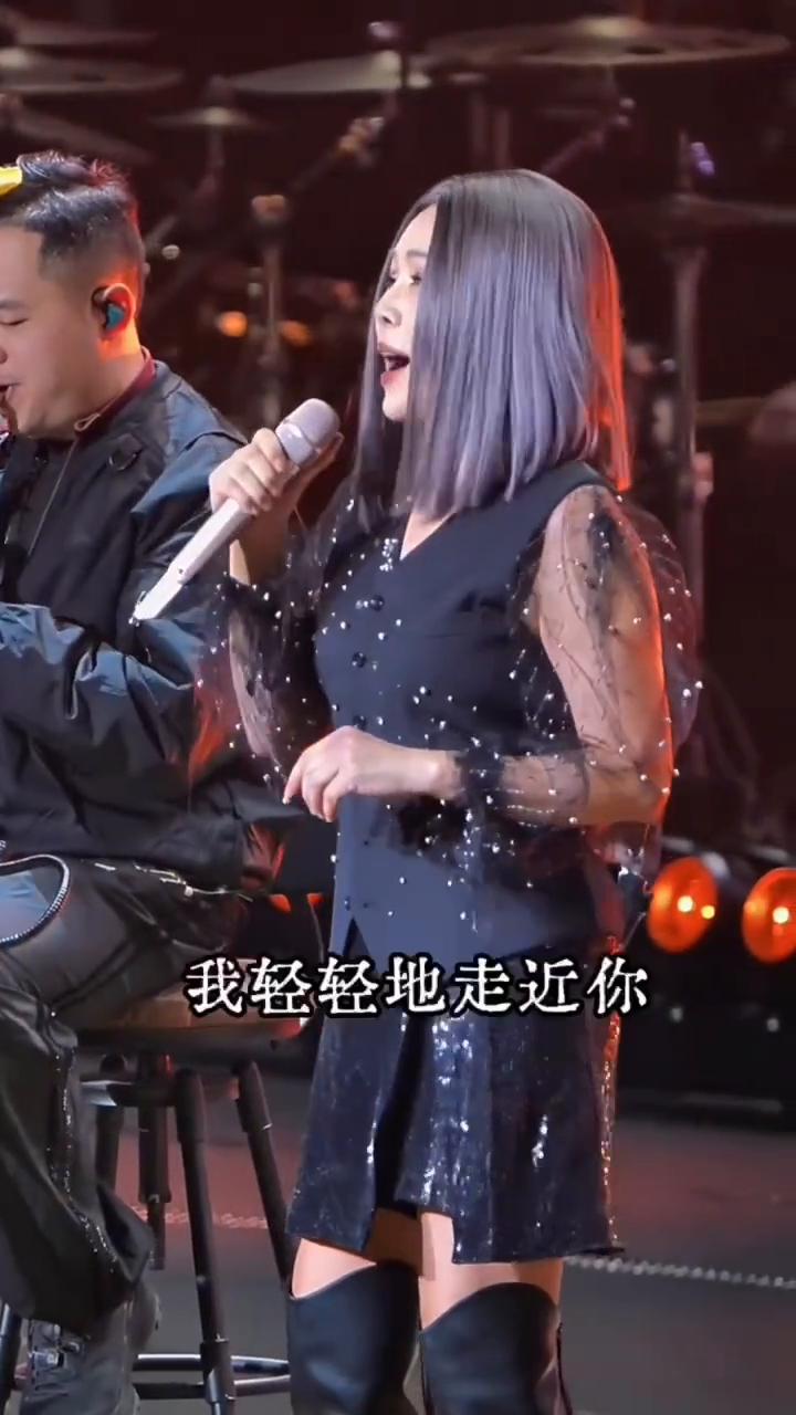 我忧郁的看着你，看着我爱的你，你的冷漠我不要，这真让我烦恼。我轻轻地走近你，你却