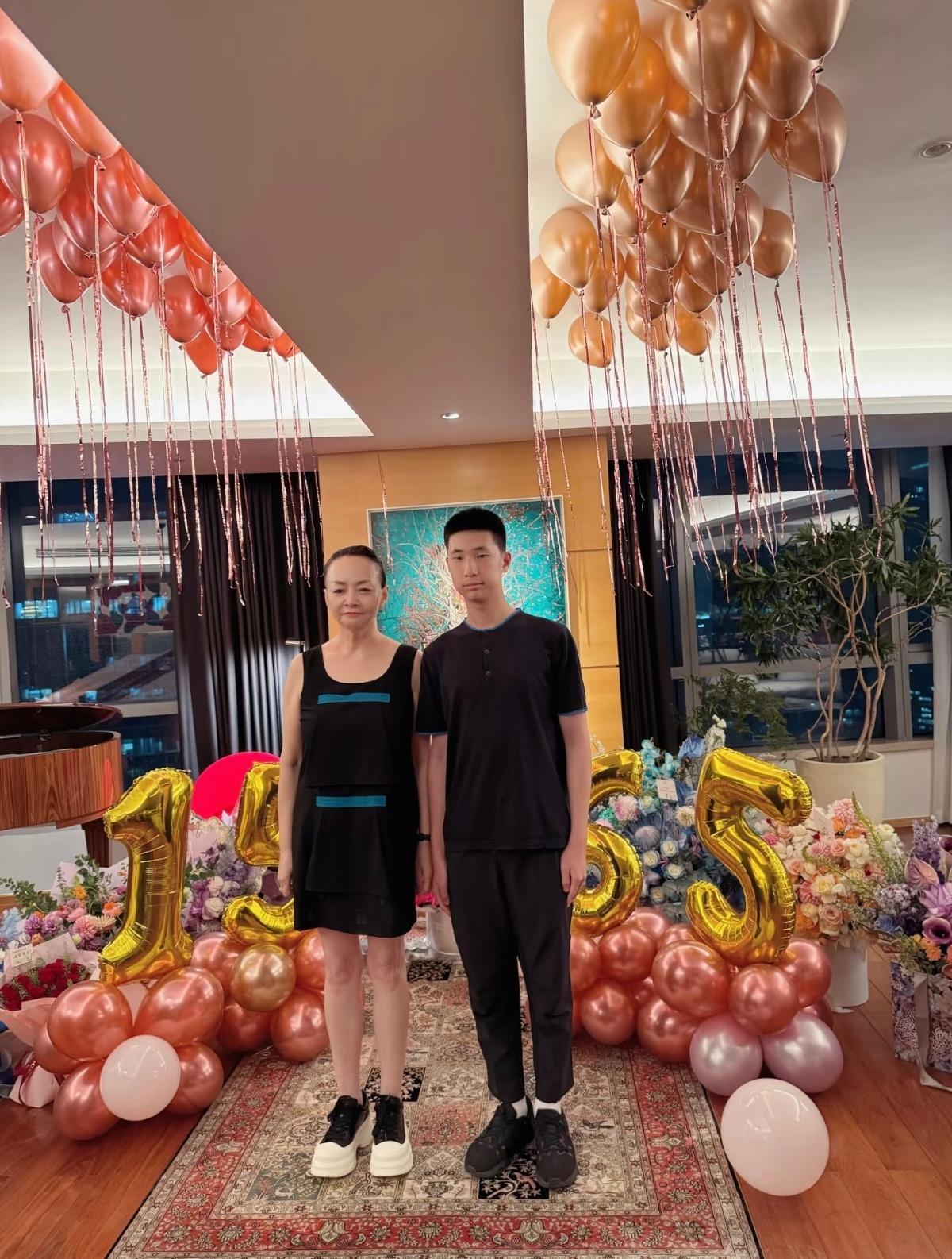 林大竣和宋丹丹一起庆生，他俩会一起庆生，是因为宋丹丹是林永健老婆周冬齐的好闺蜜。
