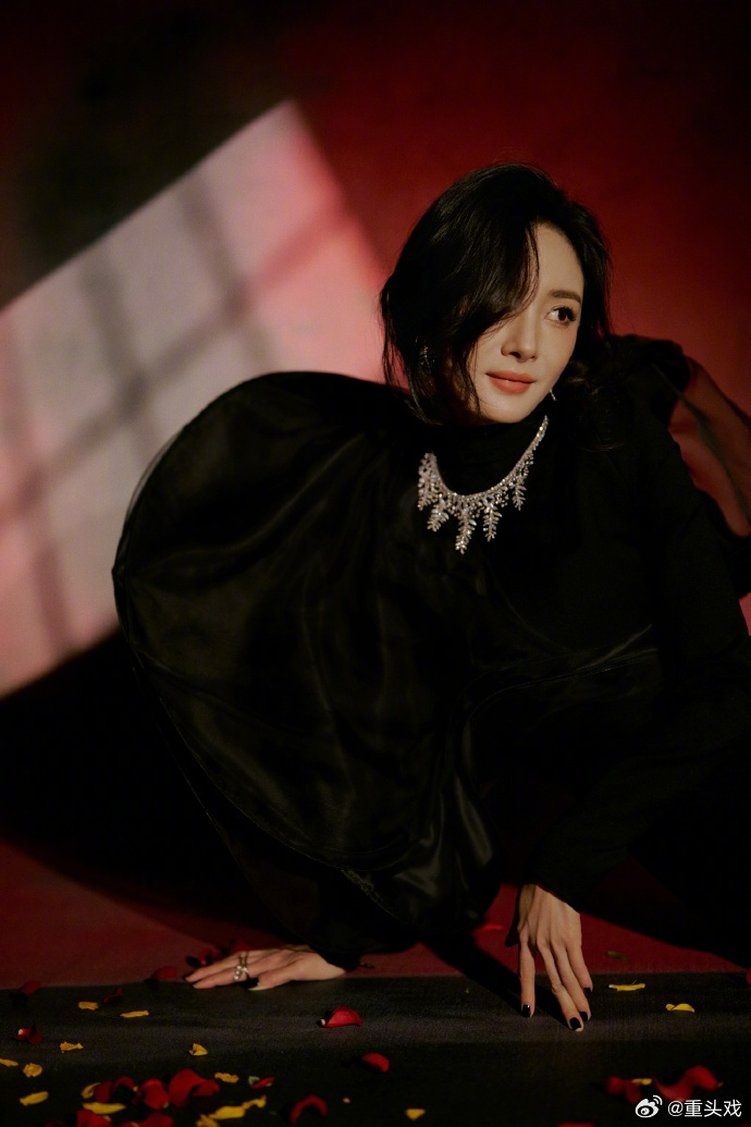杨幂工作室vogue终于出图了杨幂vogue造型好性感 妈咪！ ​​​