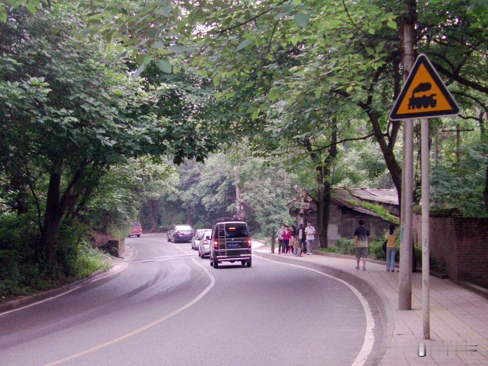 2012年5月，重庆特殊钢厂专用铁路与烈士墓经三百梯上歌乐山公路的平交道口，那个