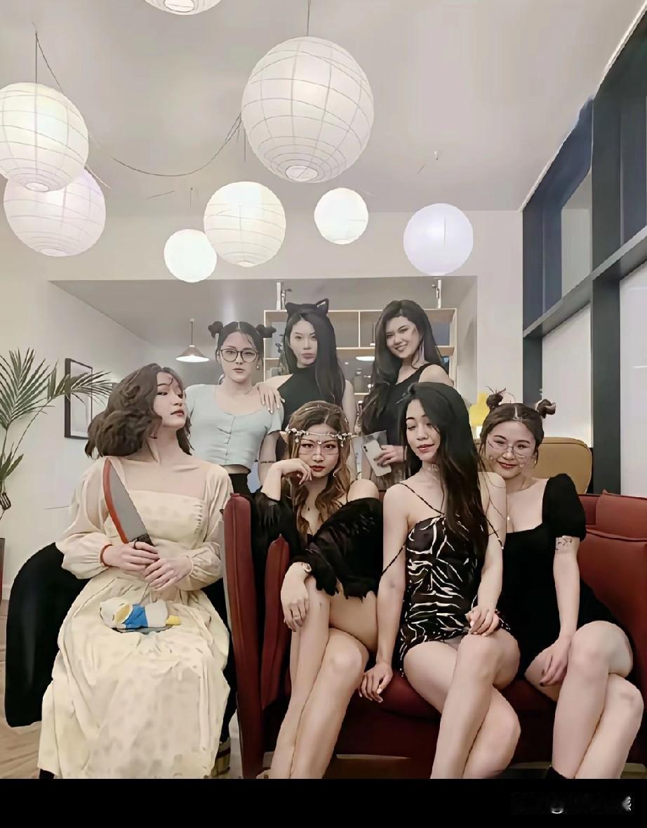 最近发现类似这样的照片有很多，集中出现在这段时间，好像在内涵着什么，看得出来，照