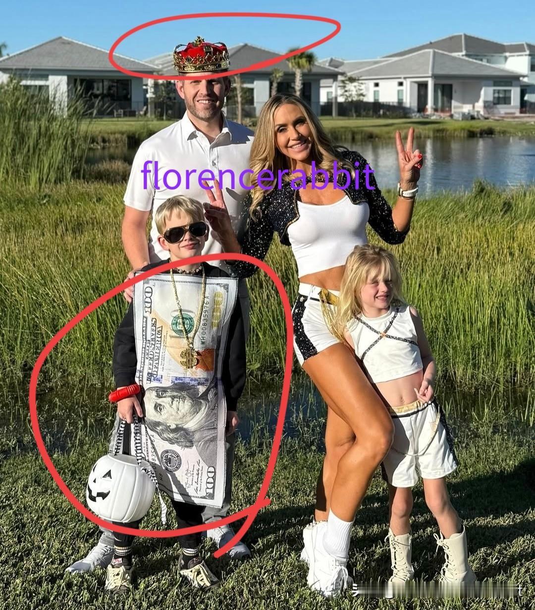 美国总统次子一家的万圣节合照！
惊掉了下巴。。。41岁的儿子堂而皇之地戴上了“王